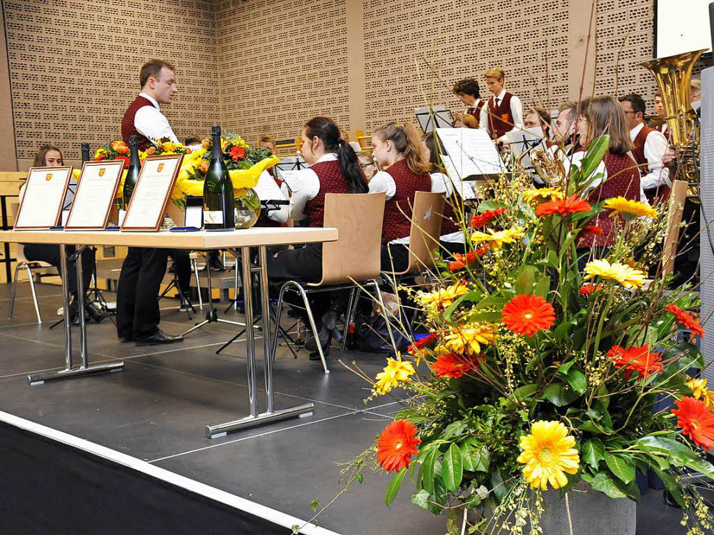 Blumenschmuck, die Stadtmusik und Ehrenurkunden