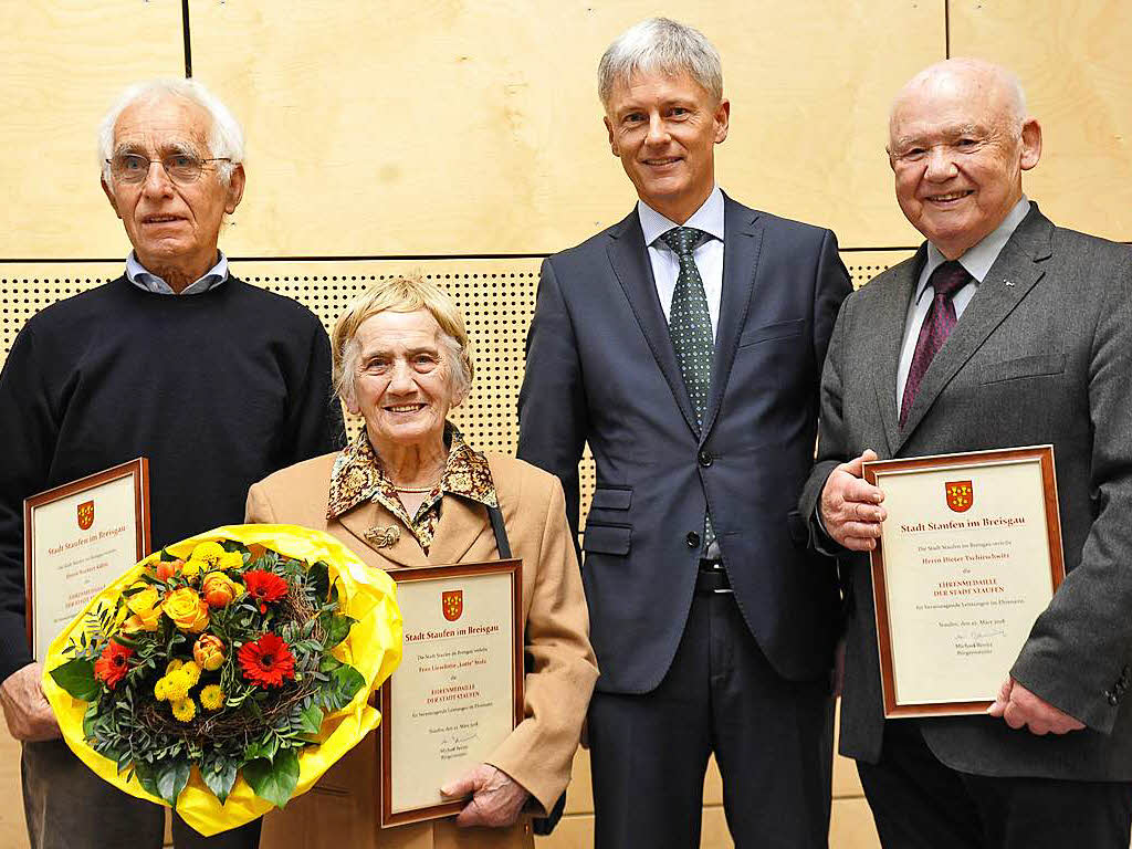 Neue Trger der Ehrenmedaille der Stadt (von links): Norbert Khle, Lieselotte „Lotte“ Stolz, Brgermeister Michael Benitz, Dieter Tschirschwitz