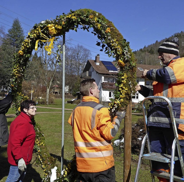 Leichten Herzens ein schweres Herz aus...bereitungen fr das Osterdorf trafen.   | Foto: Roland Gutjahr