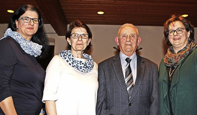 Gerhard Hirschbolz bertrug nach 43 Ja...ia Christ und Beatrix Hug (von links).  | Foto: Werner Schnabl