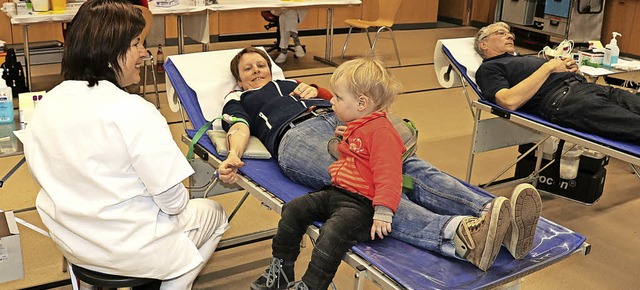 Der &#8222;Spendennachwuchs&#8220; ver...ereits interessiert die Blutentnahme.   | Foto: Dorothe Kuhlmann
