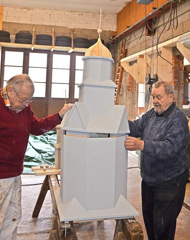 Gemeinsam setzen Rolf Kaiser (links) u... die Einzelteile des Turmes zusammen.   | Foto: Christiane Sahli