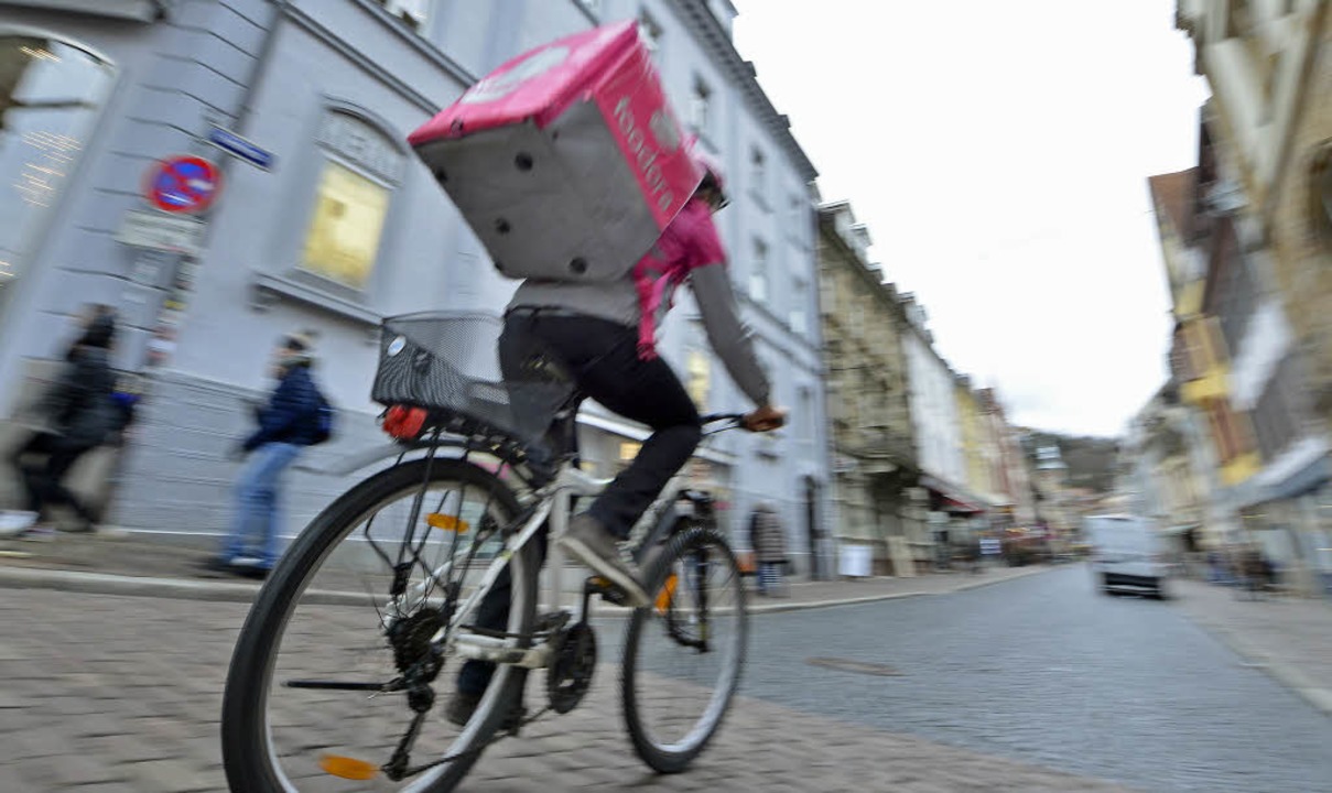 Marvin unterwegs als Fahrer fr Foodor...nn er mit seiner lila Box vorbeifhrt.  | Foto: Michael Bamberger