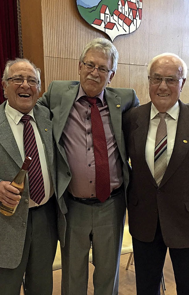 Hohe Auszeichnung: Erhard Zeh (Mitte) ...rner Kessler (links) und Rolf Wetzel.   | Foto: Privat