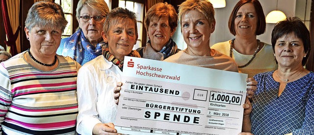 Spendenbergabe:  Vorsitzende Klara Sp...hts) vom Vorstand der Brgerstiftung.   | Foto: Gerhard Lck