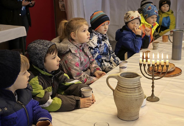 Nach der Abendmahlfeier am Grndonners...geladen, um gemeinsam Brot zu brechen.  | Foto: Martha Weishaar