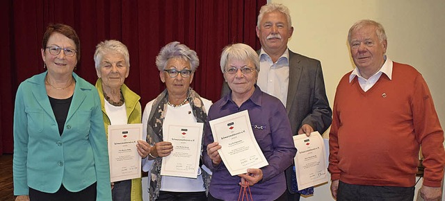Vorsitzende Else Voigt (1. von links) ...iedschaft im Schwarzwaldverein geehrt.  | Foto: Cecile Buchholz