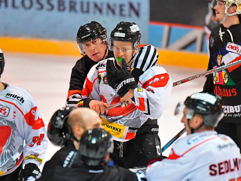 Eishockey-Playdown: Freiburg schlgt die Tlzer Lwen 7:3.
