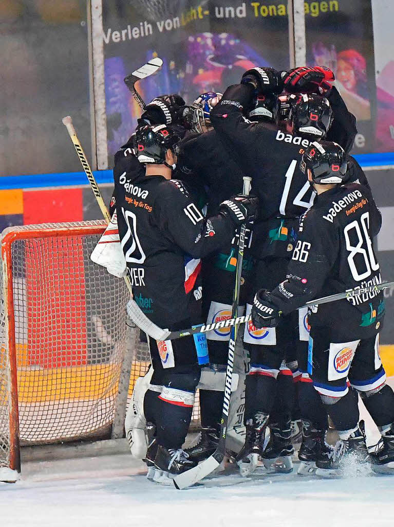 Eishockey-Playdown: Freiburg schlgt die Tlzer Lwen 7:3.