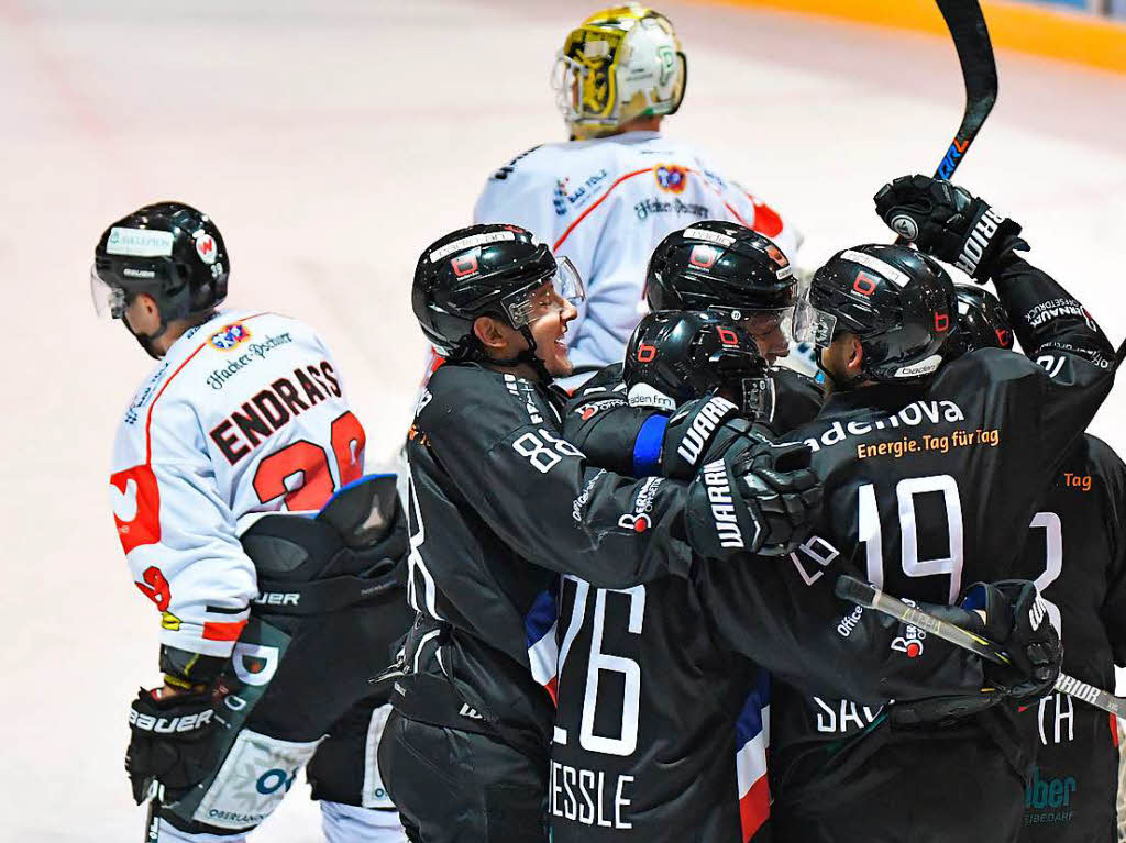 Eishockey-Playdown: Freiburg schlgt die Tlzer Lwen 7:3.