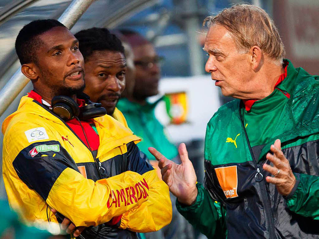2013 bernahm Finke die Nationalmannschaft Kameruns. Hier mit dem Star Samuel Eto’o.
