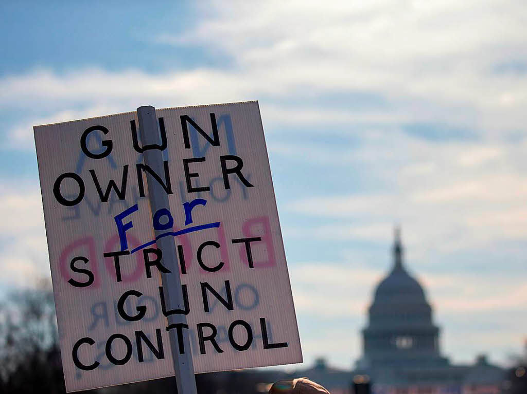 In Washington gehen die Demonstranten fr schrfe Waffengesetze auf die Strae. Im Hintergrund ist das Kapitol zu sehen.