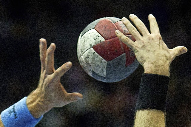 Bei einem Handball-Kreisligaspiel stre...schaft  mit einem Faustschlag nieder.   | Foto:  dpa