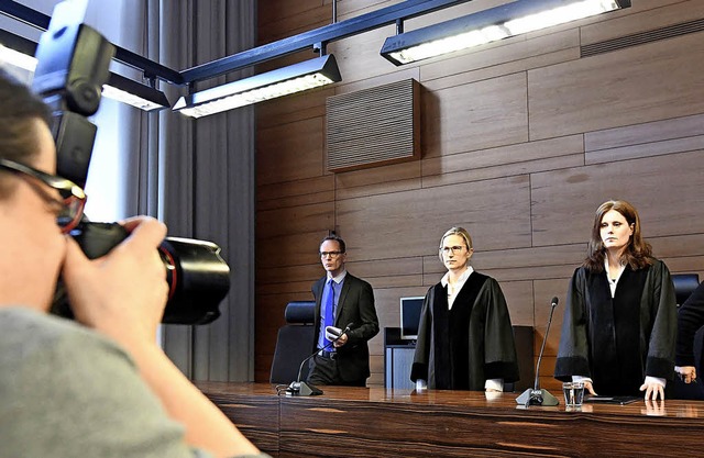 Richterin Kathrin Schenk (rechts) vor der Urteilsverkndung am Donnerstag.  | Foto:  dpa