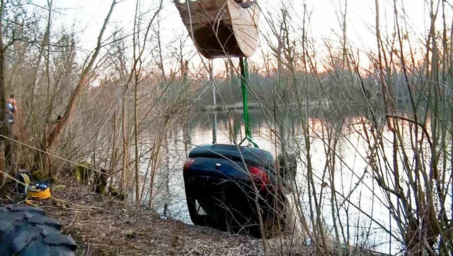 Ein Bagger zog den Wagen aus dem See.  | Foto: Wolfgang Knstle