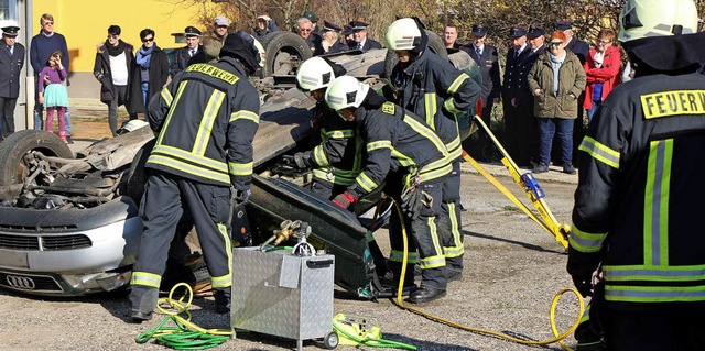 Die Kernstadtwehr zeigt, wie der Fahre...es verunglckten Autos geborgen wird.   | Foto: Helmut Hassler