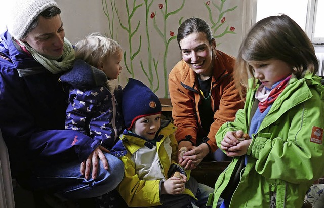 Barbara Burger erklrt den Kindern, wie sie die kleinen Tiere halten sollen.  | Foto: Jasmin Bergmann