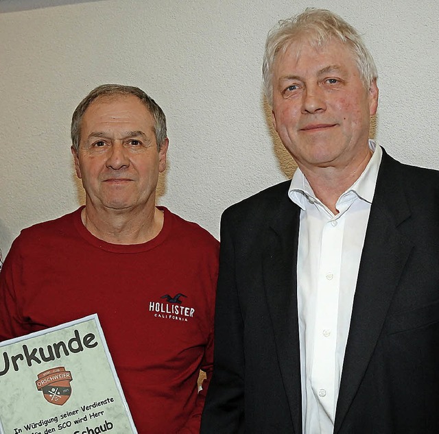 Rudi Aman (rechts) ernannte  Roland Schaub zum Ehrenmitglied.   | Foto: S. Decoux-Kone