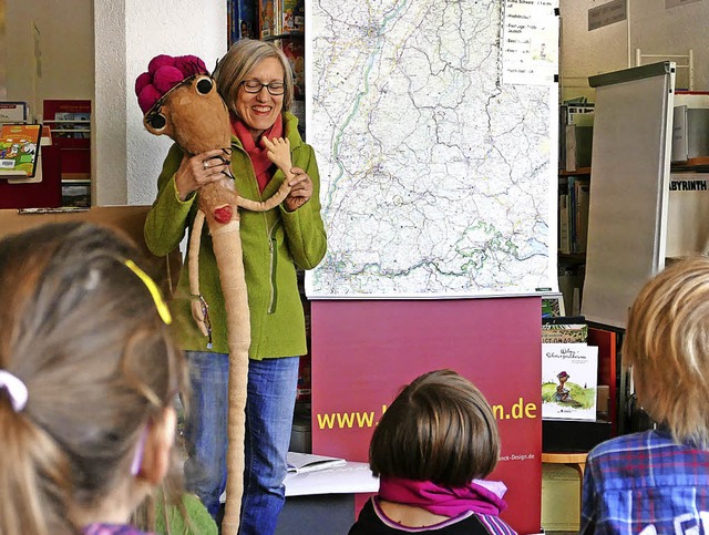 Autorin Ulrike Walter mit Wilma Schwarzwaldwurm   | Foto: Julia Kremp