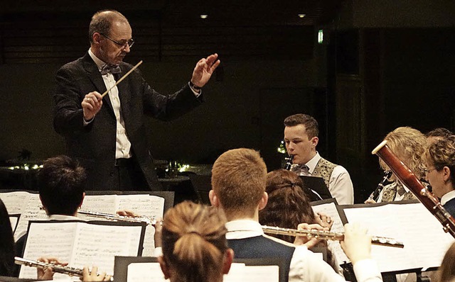 Dirigent Klaus Stoy von der Stadtmusik...Freunden aus Schopfheim gut im Griff.   | Foto: Hege