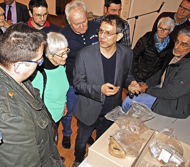 Der Archologe Marcel El-Kassem vom La...usgrabung in Btzingen gemacht wurden.  | Foto: Manfred Frietsch