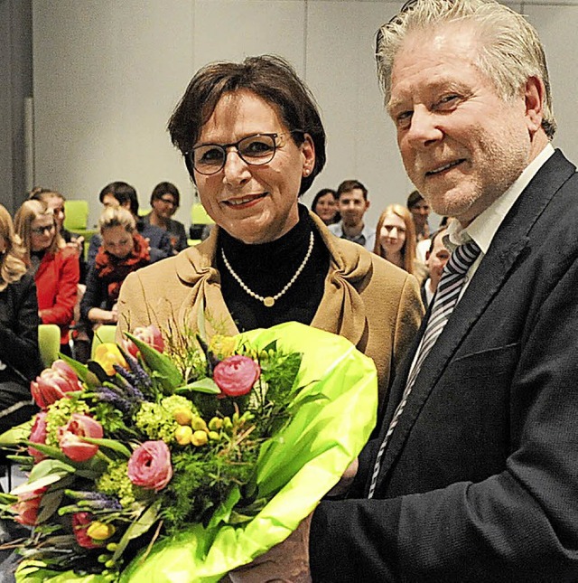 Blumen fr die &#8222;Chefin&#8220;:  Jess Haberer ehrt Edith Schreiner.   | Foto: Vetter