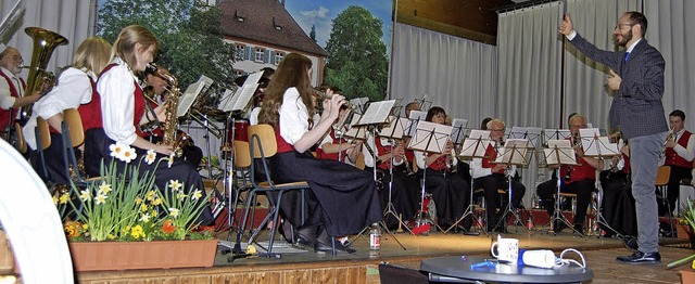 Eine musikalische Zeitreise durch die ...orsitzende Veronika Kaiser (rechts).    | Foto: Melanie Dramac