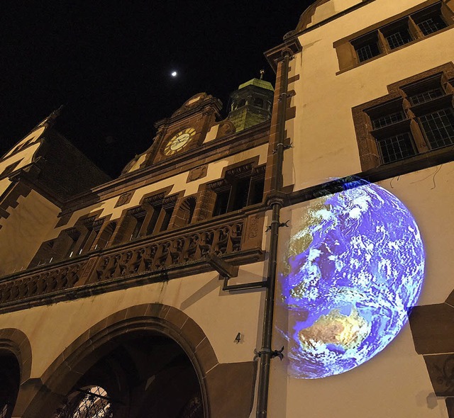 Global denken, lokal handeln: Whrend ...Weltkugel auf das Rathaus projiziert.   | Foto: Rita Eggstein