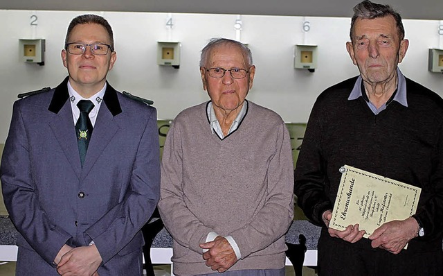 Der Vorsitzende Bernd Maier (links) eh...Julius Ohnimus und  Eugen Hofstetter.   | Foto: Adelbert Mutz