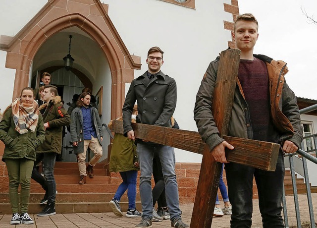 Jugendliche haben am Freitag in Ettenh...as  Kreuz durch die Straen getragen.   | Foto: Sandra Decoux-Kone