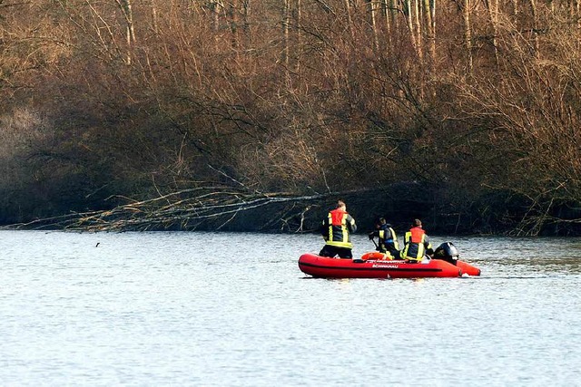 Rettungskrfte der Feuerwehr Ottenheim...nachmittag auf dem Rheinarm im Einsatz  | Foto: Wolfgang Knstle