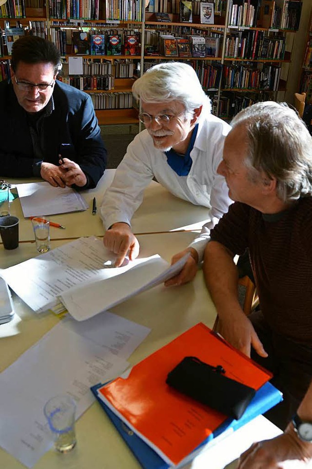 Intensives Fachgesprch (von links): V...rt Strickler besprechen einen Entwurf.  | Foto: Dorothee Soboll