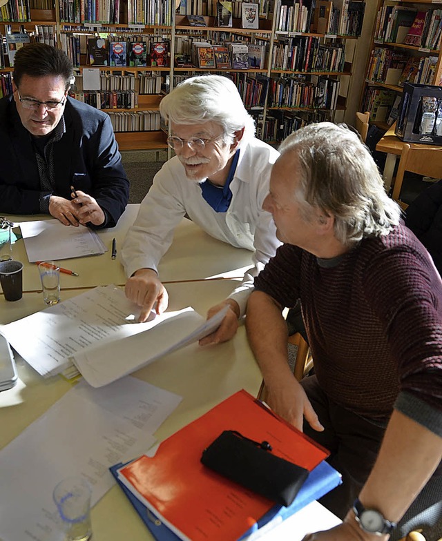 Intensives Fachgesprch (von links): V...t Strickler besprechen einen Entwurf.   | Foto: Dorothee Soboll