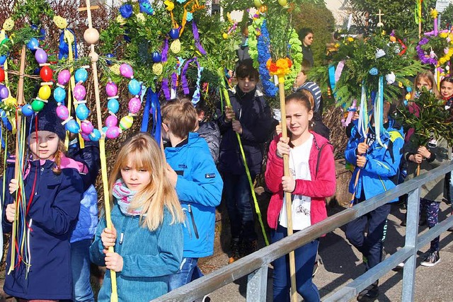 In einer  feierlichen  Prozession zoge...bastelten Palmwedeln durch Schopfheim.  | Foto: Anja Bertsch