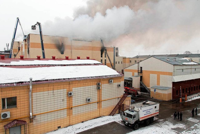 Einsatzkrfte der Feuerwehr lschen eiden Brand in einer Mall in Kemerowo.  | Foto: dpa