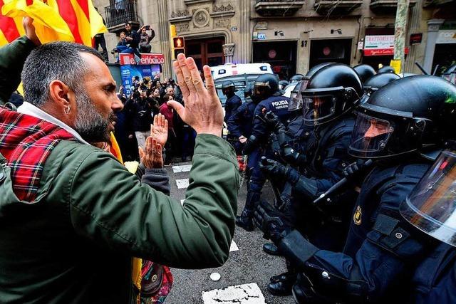 Fotos: Ausschreitungen bei Protesten in Spanien nach Puigdemont-Festnahme