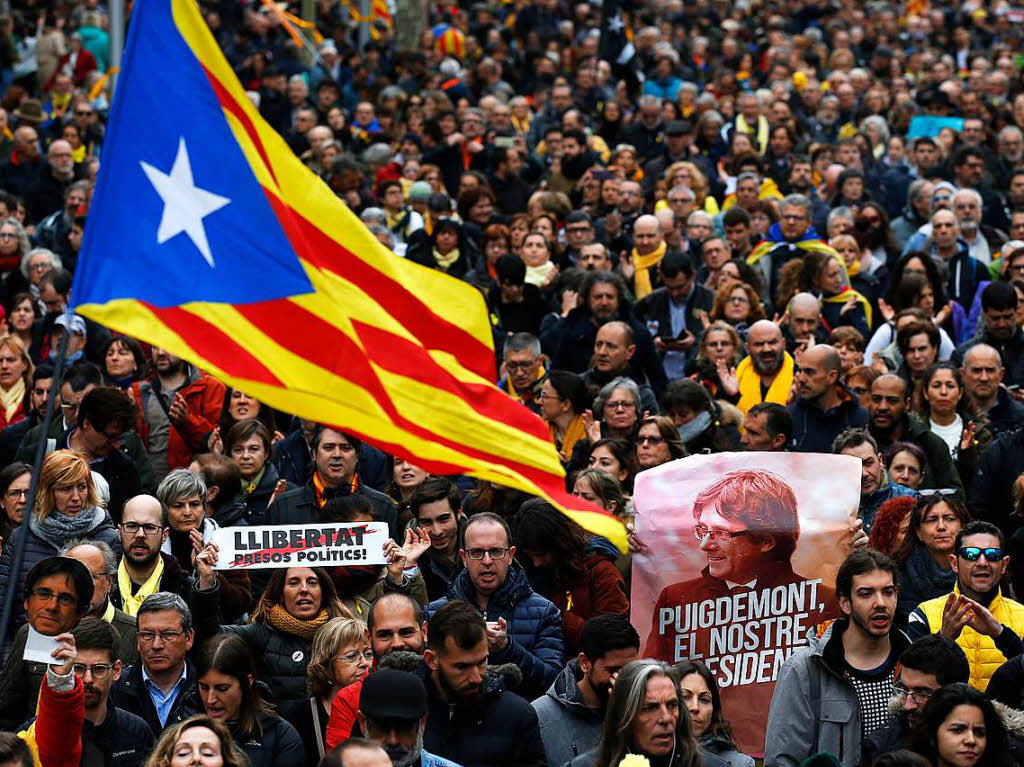 Bei Protesten in Katalonien gegen die Festnahme von Separatistenfhrer Carles Puigdemont am Sonntagnachmittag sind mindestens hundert Menschen verletzt worden.