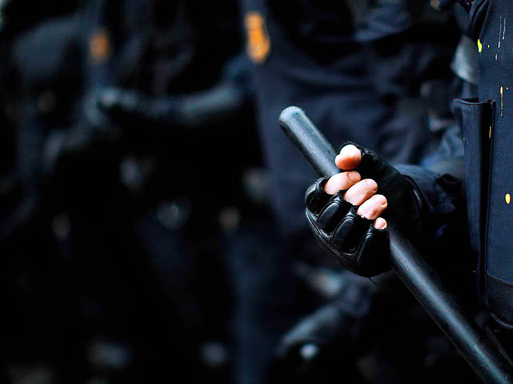 Bei Protesten in Katalonien gegen die Festnahme von Separatistenfhrer Carles Puigdemont am Sonntagnachmittag sind mindestens hundert Menschen verletzt worden.