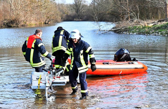 Rettungskrfte der Feuerwehr Schwanau ...m im Einsatz, um die Leiche zu bergen.  | Foto: Wolfgang Knstle