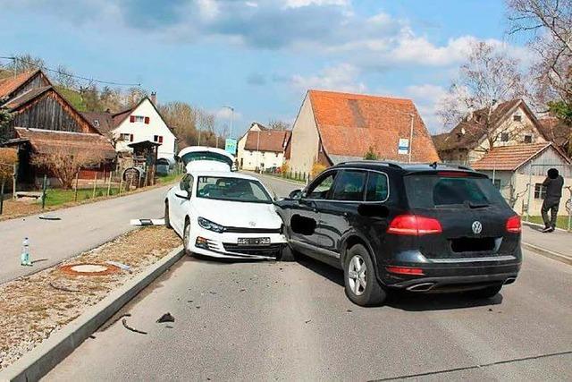 Unfall in Welmlingen: Fahrer war mglicherweise durch sein Handy abgelenkt