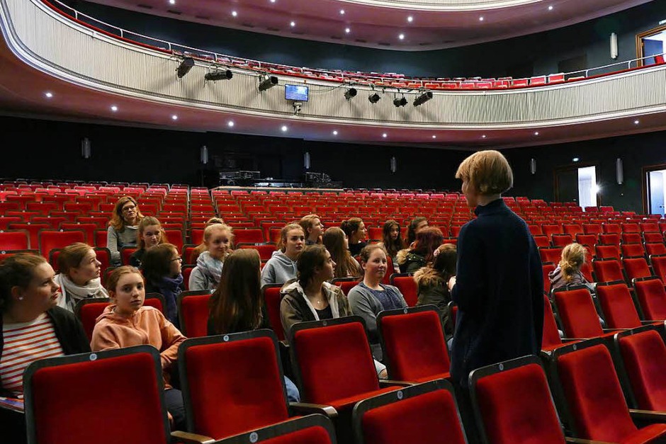 Die Schülerinnen im großen Theatersaal. (Foto: Selina Junghäni) Die Schülerinnen im großen Theatersaal. (Foto: Selina Junghäni)