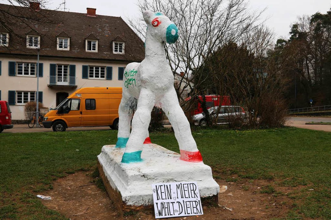 Das Holbeinpferd ist perfekt gestaltet fr die Oberbrgermeisterwahl.  | Foto: Mina Dzdemir