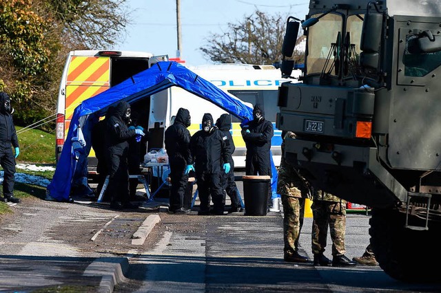 Polizisten und Soldaten ermitteln nach...ripal und seine Toichter in Salisbury.  | Foto: dpa