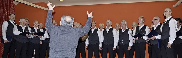 Der MGV &#8222;Liederkranz&#8220;  Kn...  beim Gesangsauftritt im Ochsensaal.   | Foto: Roland Vitt