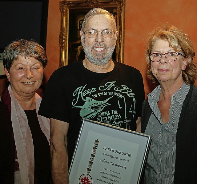 Die beiden Vorsitzenden Carola Klble ...Roland Himmelspach zum Ehrenmitglied.   | Foto: S. Decoux-Kone