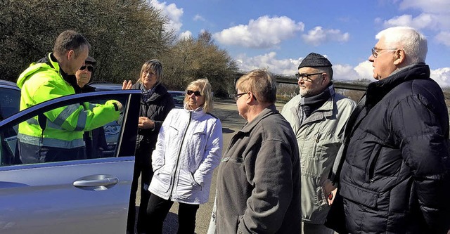 Teilnehmer des Fahrsicherheitstraining...eitstrainer Jrg Meinlschmidt (links)   | Foto: Seniorenbeirat