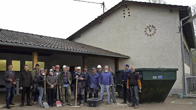 Viele Ehrenamtliche rumen zurzeit die...einem Dorfgemeinschaftshaus begonnen.   | Foto: Volker Mnch