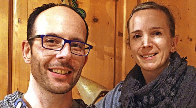 Sven Demuth und Katja Wiedemann wurden... Sthlingen mit einem Prsent bedacht.  | Foto: Andreas Mahler