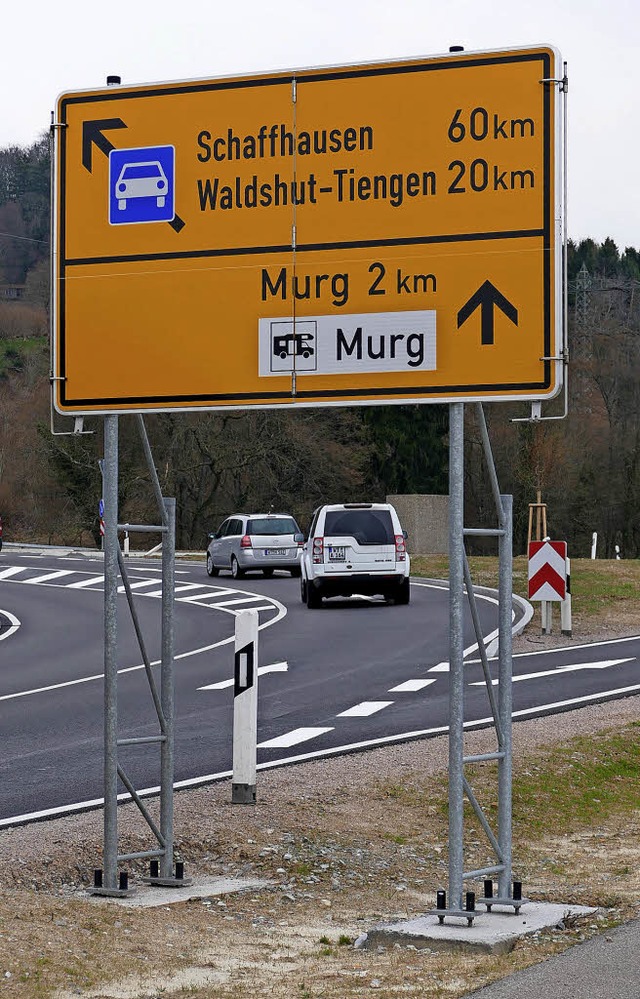 Seit Montag frisch markiert: die A-98-...on Bad Sckingen nach    Murg (rechts)  | Foto: Winfried Dietsche