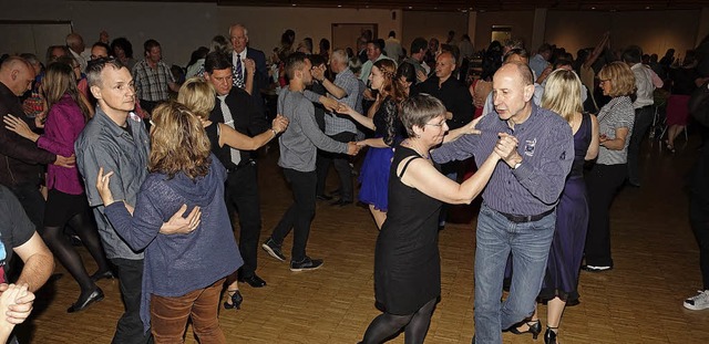 Treff fr Tanzfreudige: Am Ostersonnta...Ostertanznacht in die Stadthalle ein.   | Foto: H.-J.  Hege